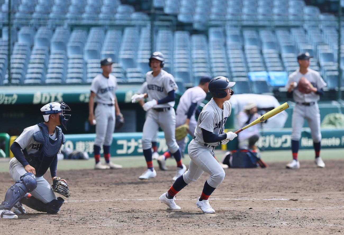 甲子園練習で打席に立つ中越・窪田（撮影・藤尾明華）