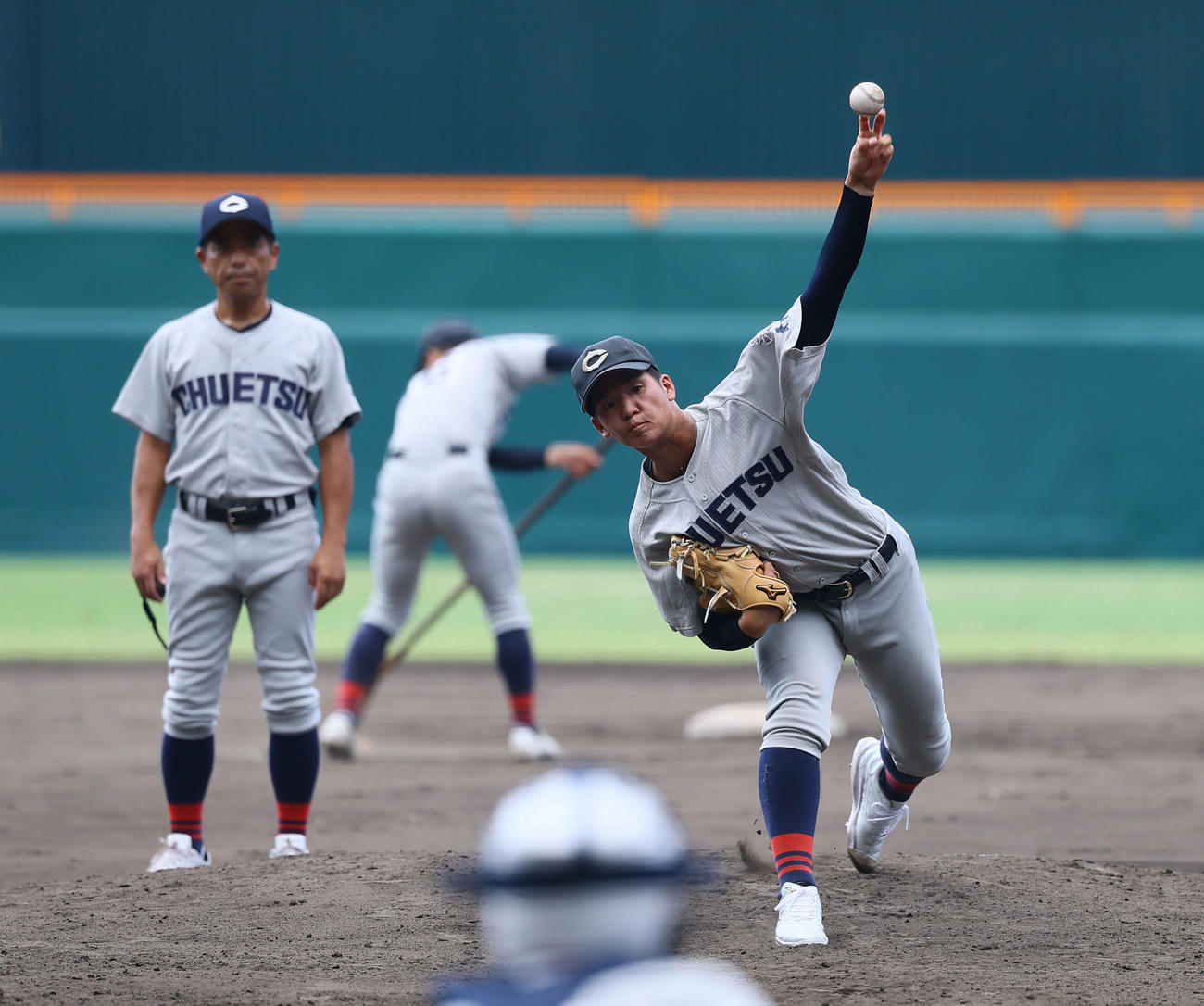 甲子園練習のマウンドで投球練習をする中越・雨木。左は本田監督（撮影・藤尾明華）