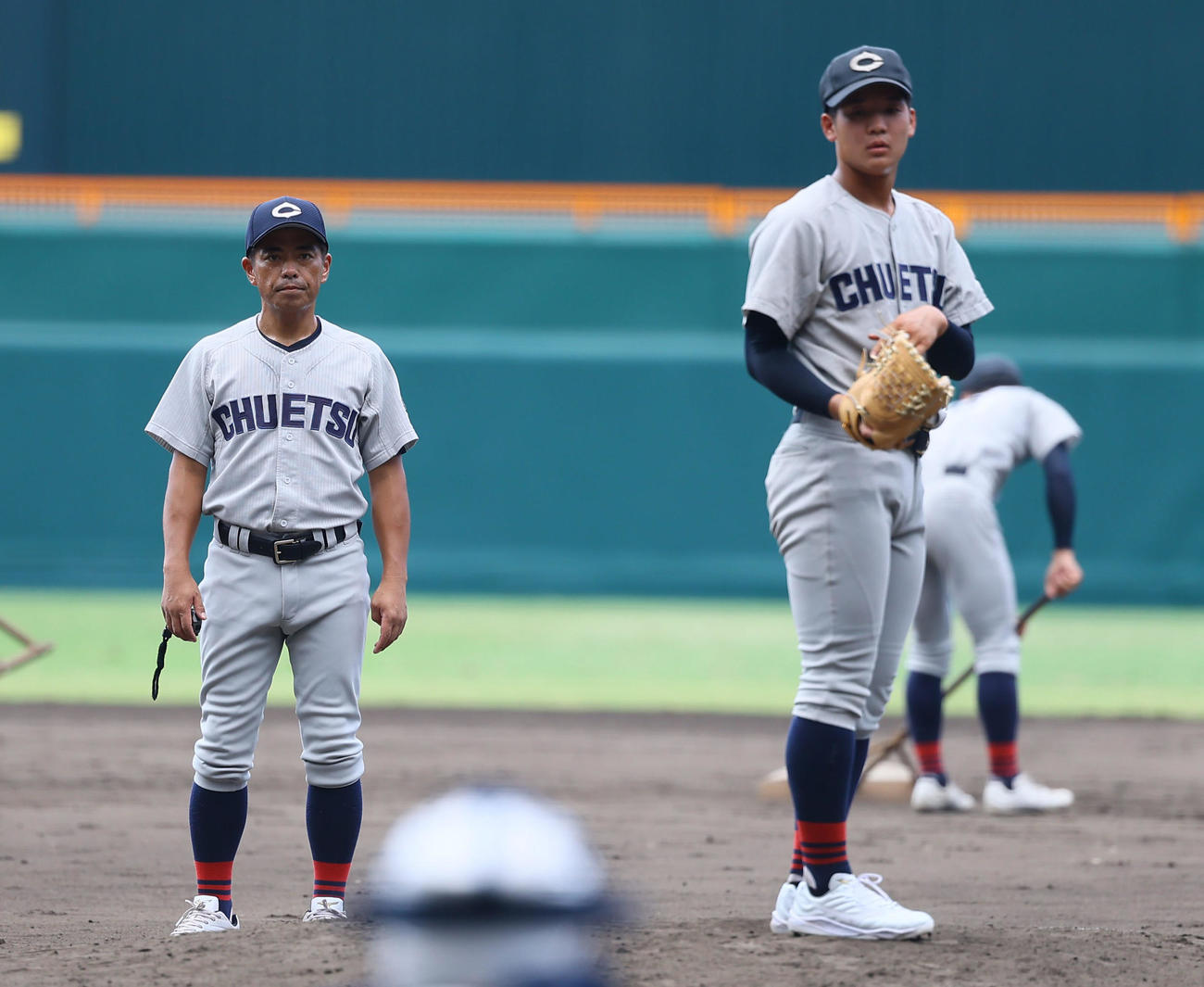 甲子園練習のマウンドで投球練習をする雨木を見つめる中越・本田監督（撮影・藤尾明華）