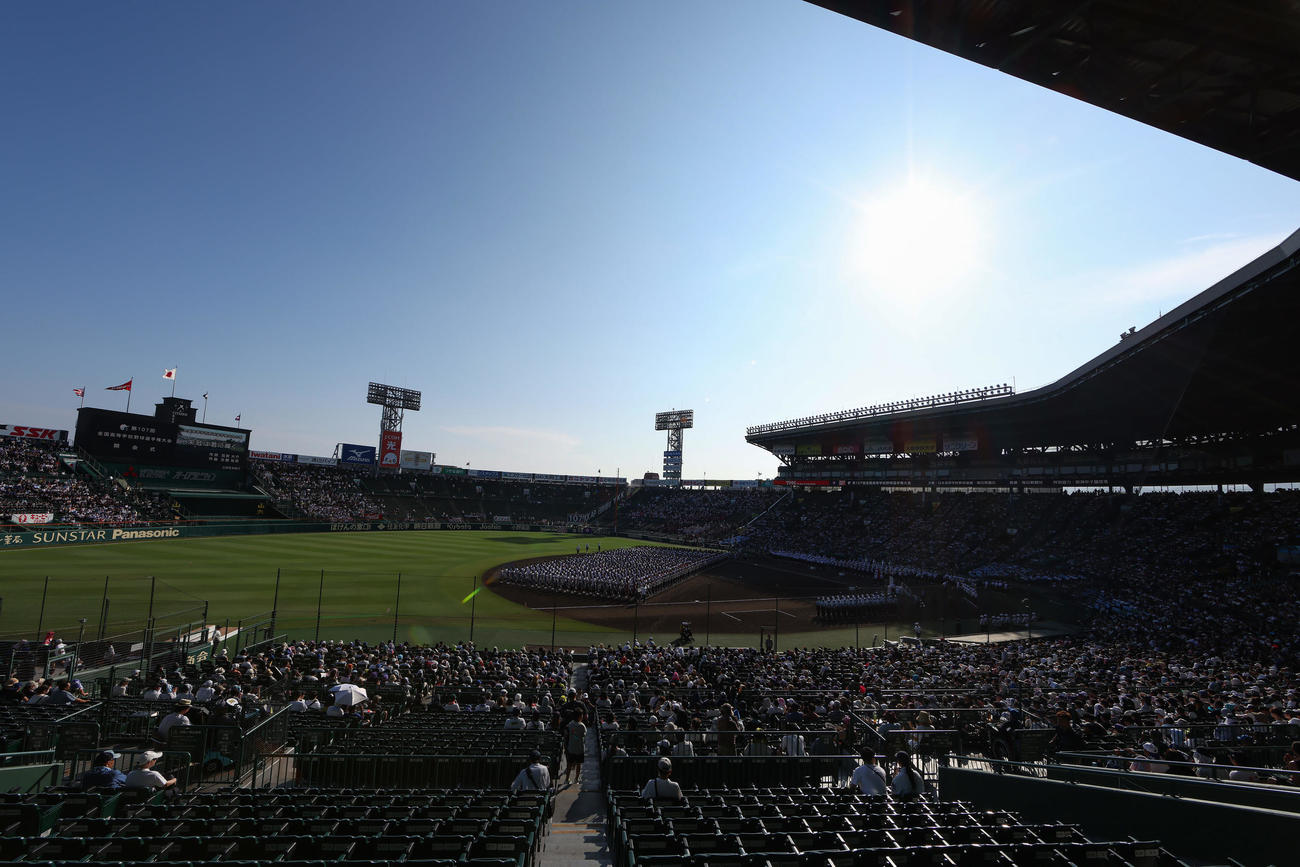 開会式が行われる甲子園球場（撮影・前田充）