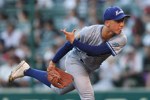 小松大谷対創成館　力投する小松大谷先発の江守（撮影・前田充）