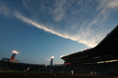 小松大谷対創成館　夕暮れが進む中、行われる開幕戦（撮影・前田充）