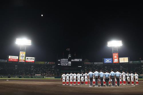小松大谷対創成館　月夜の下で校歌斉唱する創成館ナイン（撮影・白石智彦）