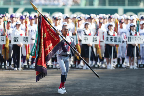 開会式で優勝旗を返還する前回優勝校の京都国際・倉橋主将（撮影・前田充）