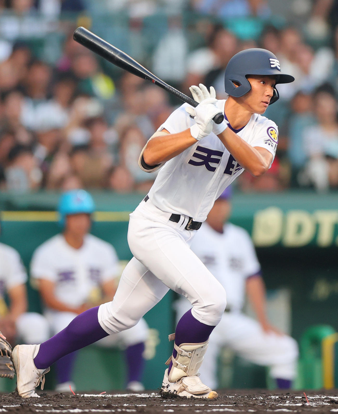 天理対鳴門　1回表天理無死一、三塁、赤埴は右前適時打を放つ（撮影・上山淳一）