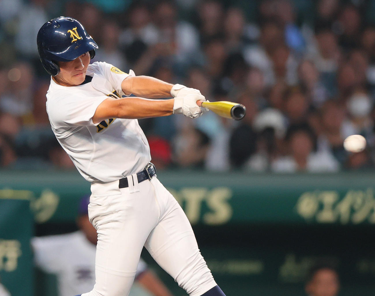 天理対鳴門　2回裏鳴門2死一、三塁、西村は左前適時打を放つ（撮影・上山淳一）