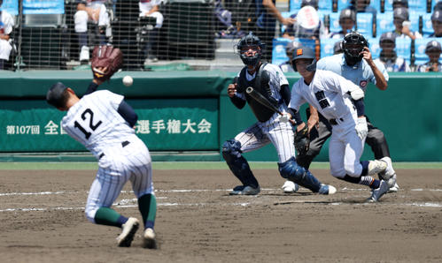 宮崎商対開星4回表宮崎商2死満塁。日高有は同点となる中前適時打を放つ。投手篠田（撮影・加藤哉）