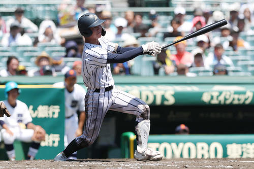 宮崎商対開星　7回裏開星2死一、三塁、勝ち越しの中前適時打を放つ松本七（撮影・前田充）
