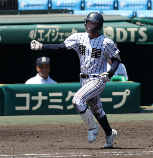 宮崎商対開星　7回裏開星2死一、三塁、松本七は中前適時打を放ち勝ち越しに成功（撮影・加藤哉）