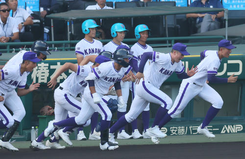 金足農対沖縄尚学　整列に駆けだす金足農・吉田（右から2人目）