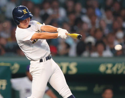 天理対鳴門　2回裏鳴門2死一、三塁、西村は左前適時打を放つ（撮影・上山淳一）