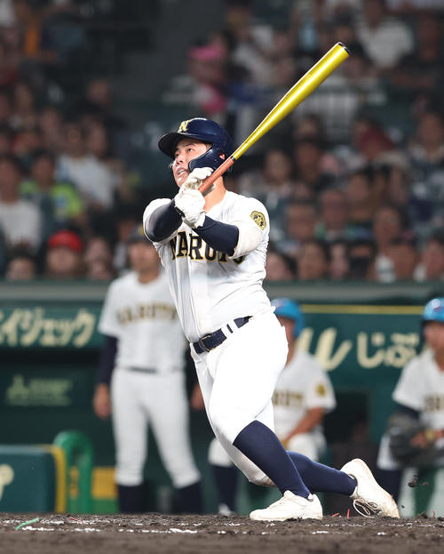 天理対鳴門　4回裏鳴門無死一塁、橋本は同点となる左越え2点本塁打を放つ（撮影・白石智彦）