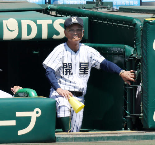 宮崎商対開星　2回裏、ベンチ最前列で黄色いメガホンを手に戦況を見つめる開星・野々村監督（撮影・加藤哉）