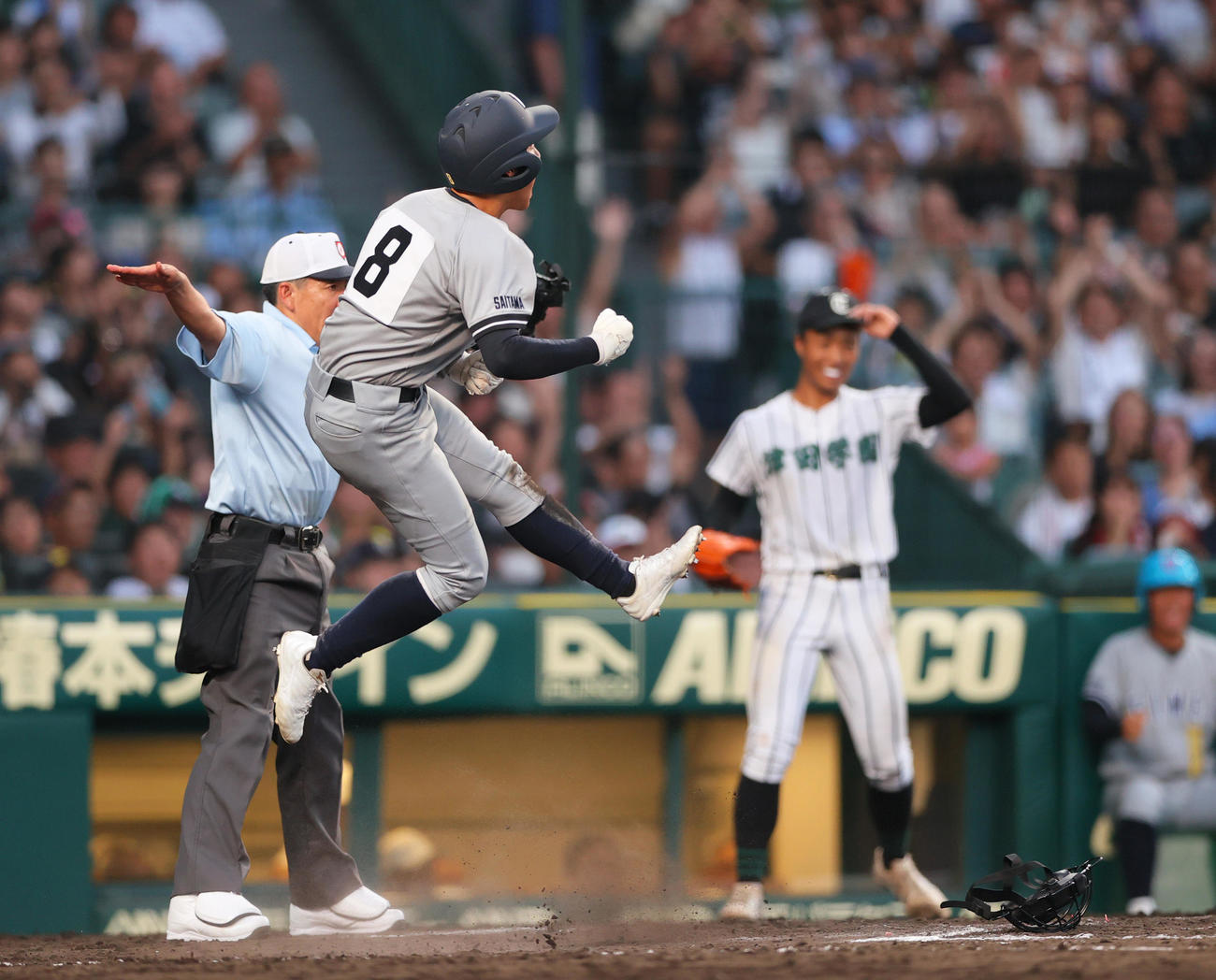 津田学園対叡明　タイブレーク11回表叡明無死一、二塁、二走根本は田口の右前適時打で生還する。奥は投手桑山（撮影・上山淳一）