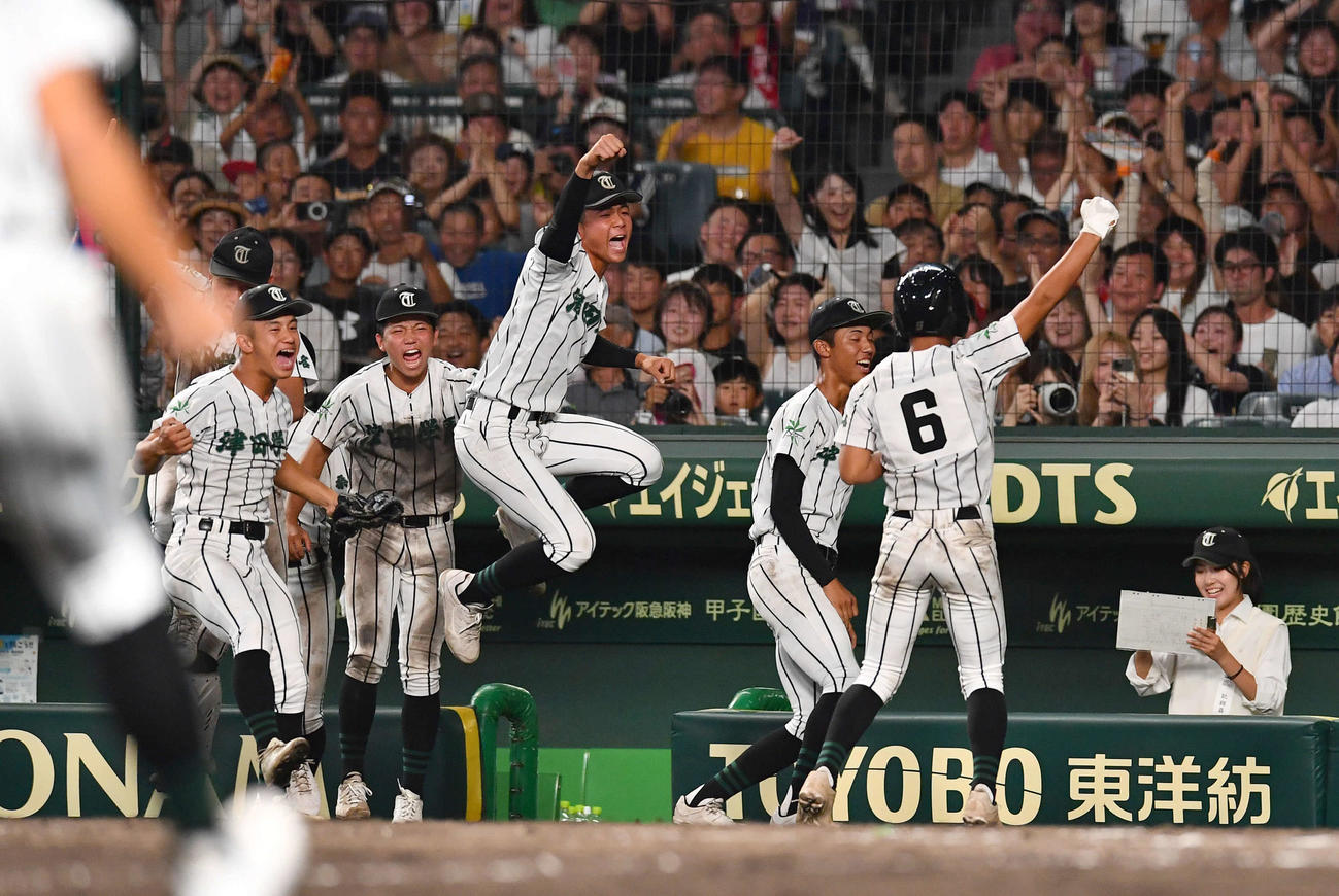 叡明対津田学園　12回裏津田学園無死一、二塁、伊藤の送りバントを叡明の田口が一塁へ悪送球してサヨナラ勝利し、喜びを爆発させる津田学園ナイン（撮影・岩下翔太）
