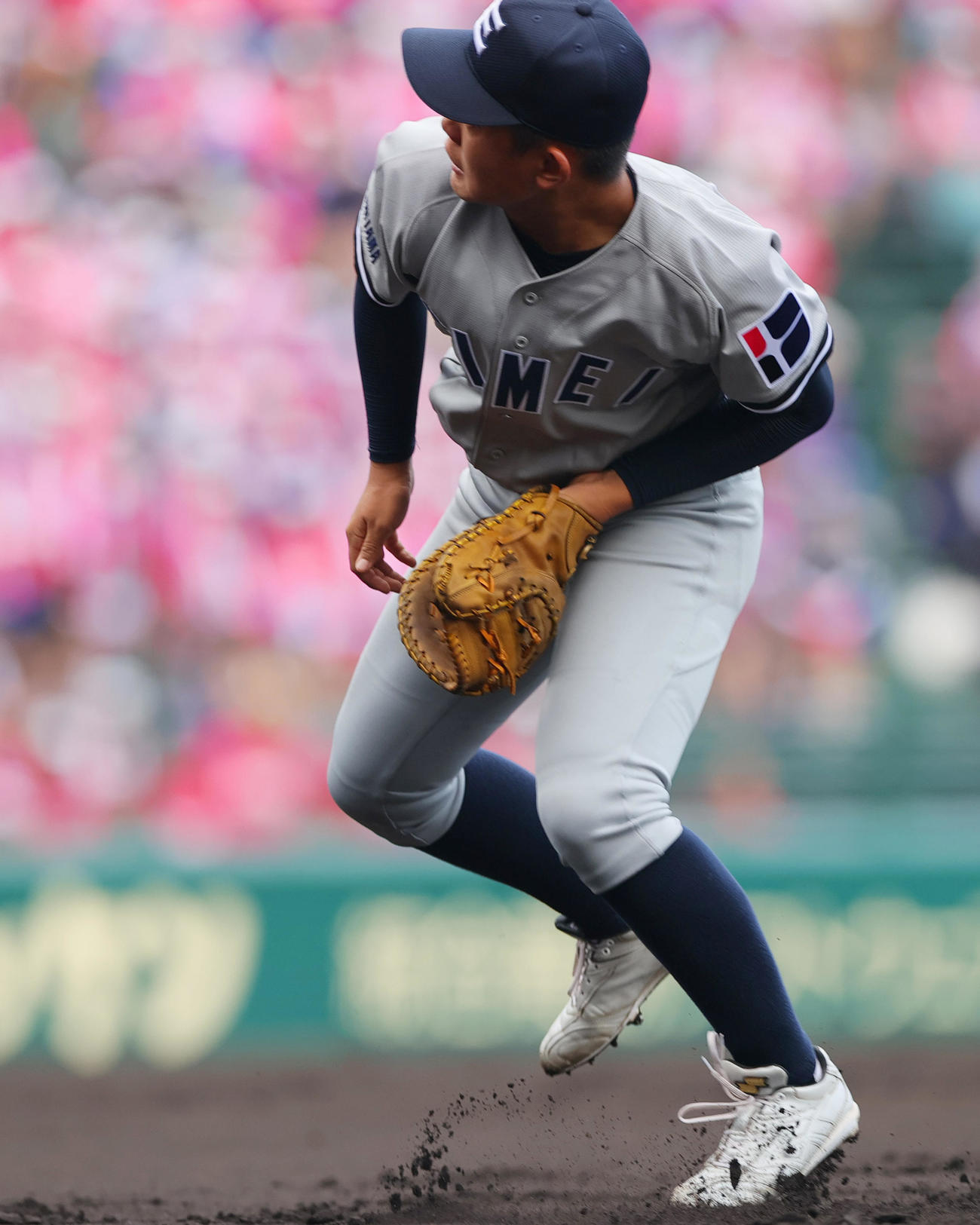 叡明対津田学園　1回裏津田学園2死二、三塁、一塁手赤城は犬飼の打球をファンブルする（撮影・上山淳一）