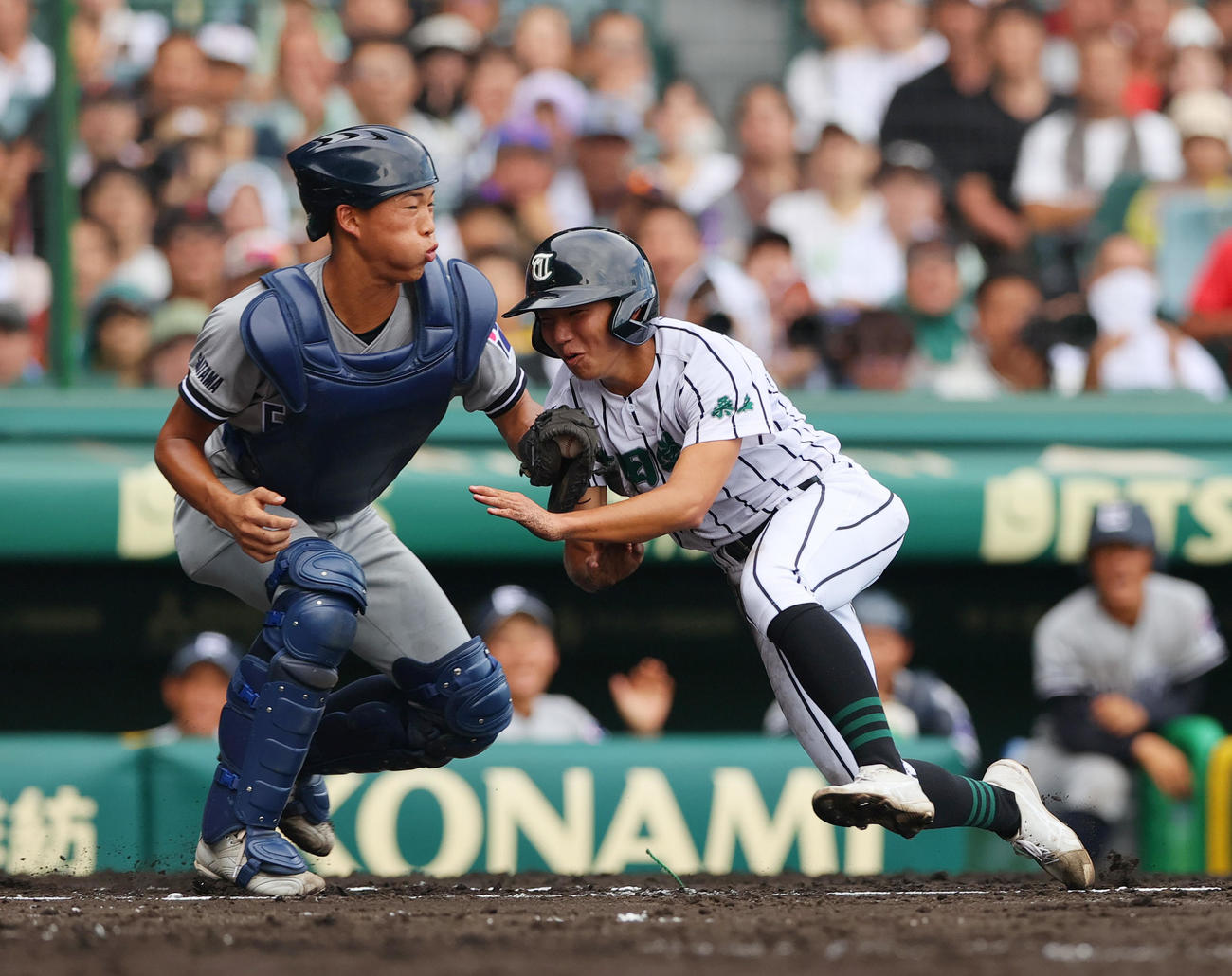 叡明対津田学園　2回裏津田学園1死二塁、二走本田（右）は田中の中前打で本塁突入も憤死する、捕手青木（撮影・上山淳一）