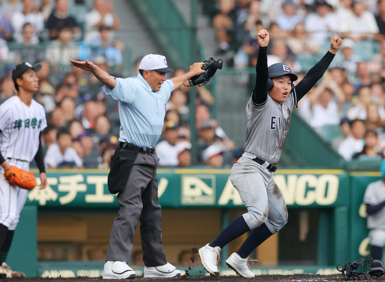 津田学園対叡明　4回表叡明2死一、二塁、高野の右前適時打で生還しガッツポーズする二走田口（右）（撮影・上山淳一）