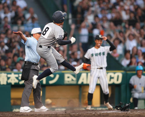 津田学園対叡明 タイブレーク11回表叡明無死一、二塁、二走根本は田口の右前適時打で生還する。奥は投手桑山(撮影・上山淳一)