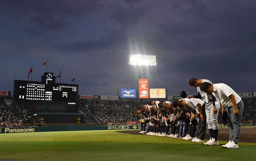 叡明対津田学園 津田学園にサヨナラ負けとなり、アルプススタンドの応援団にあいさつする叡明ナイン(撮影・岩下翔太)