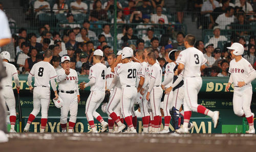 旭川志峯対広陵 広陵の中井監督(左から3人目)は2回表の守備を終えたナインを集める(撮影・上山淳一)
