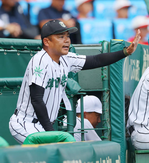 叡明対津田学園 ベンチから指示をだす津田学園の佐川監督(撮影・上山淳一)