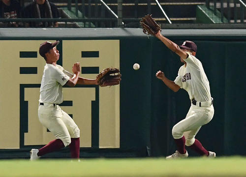 旭川志峯対広陵 4回裏広陵2死、高橋の打球を旭川志峯中堅手の合田(左)と右翼手の上田がお見合いをして捕球に失敗する(撮影・岩下翔太)