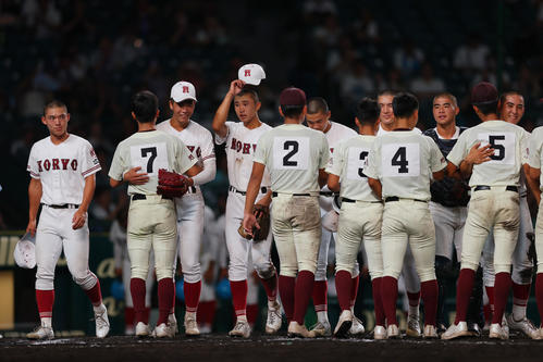旭川志峯対広陵 試合後、互いの健闘をたたえ合う選手ら(撮影・上山淳一)