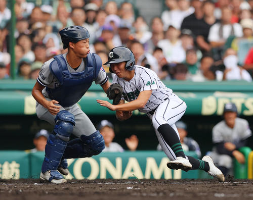 叡明対津田学園 2回裏津田学園1死二塁、二走本田(右)は田中の中前打で本塁突入も憤死する、捕手青木(撮影・上山淳一)