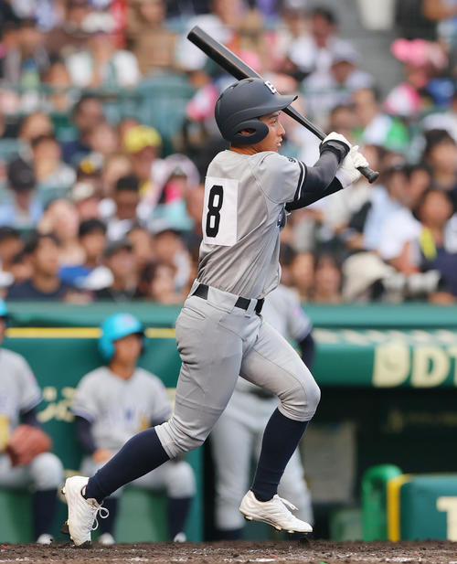 津田学園対叡明 5回表叡明1死二塁、根本は左適時二塁打を放つ(撮影・上山淳一)