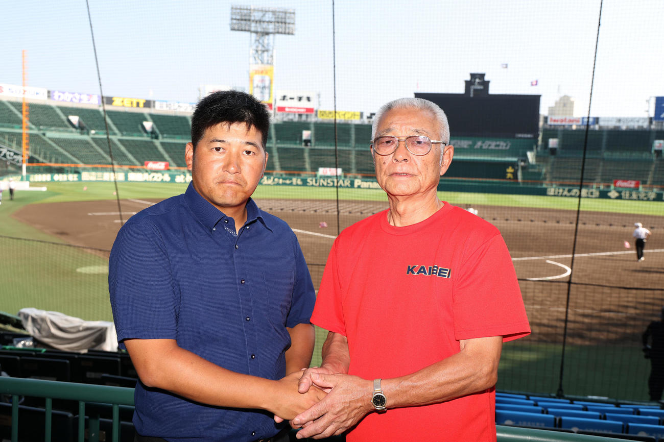 握手を交わす宮崎商・橋口監督（左）と開星・野々村監督（撮影・前田充）
