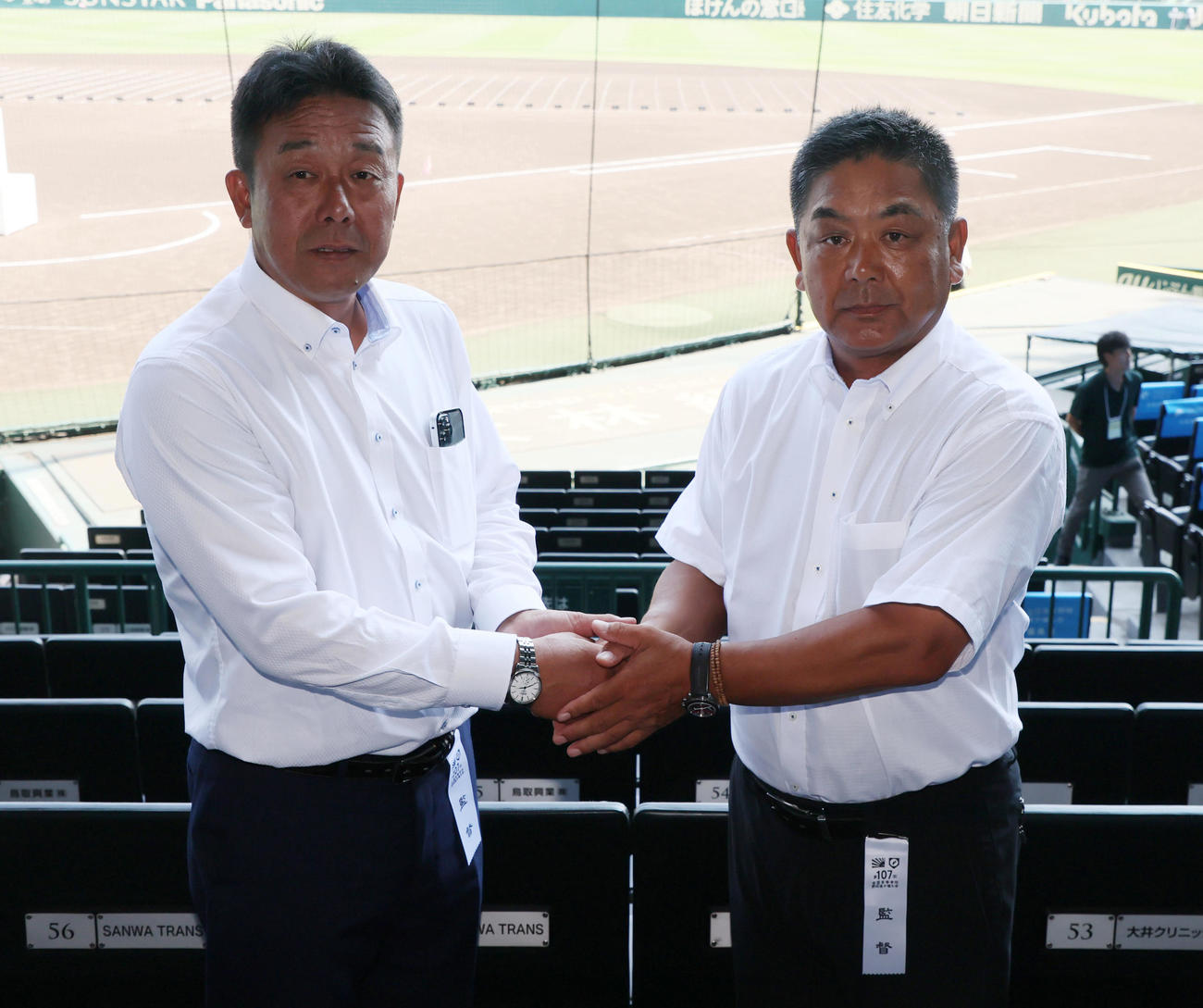 大会を前に顔を合わせ握手する小松大谷の西野監督（左）と創成館の稙田監督（撮影・加藤哉）