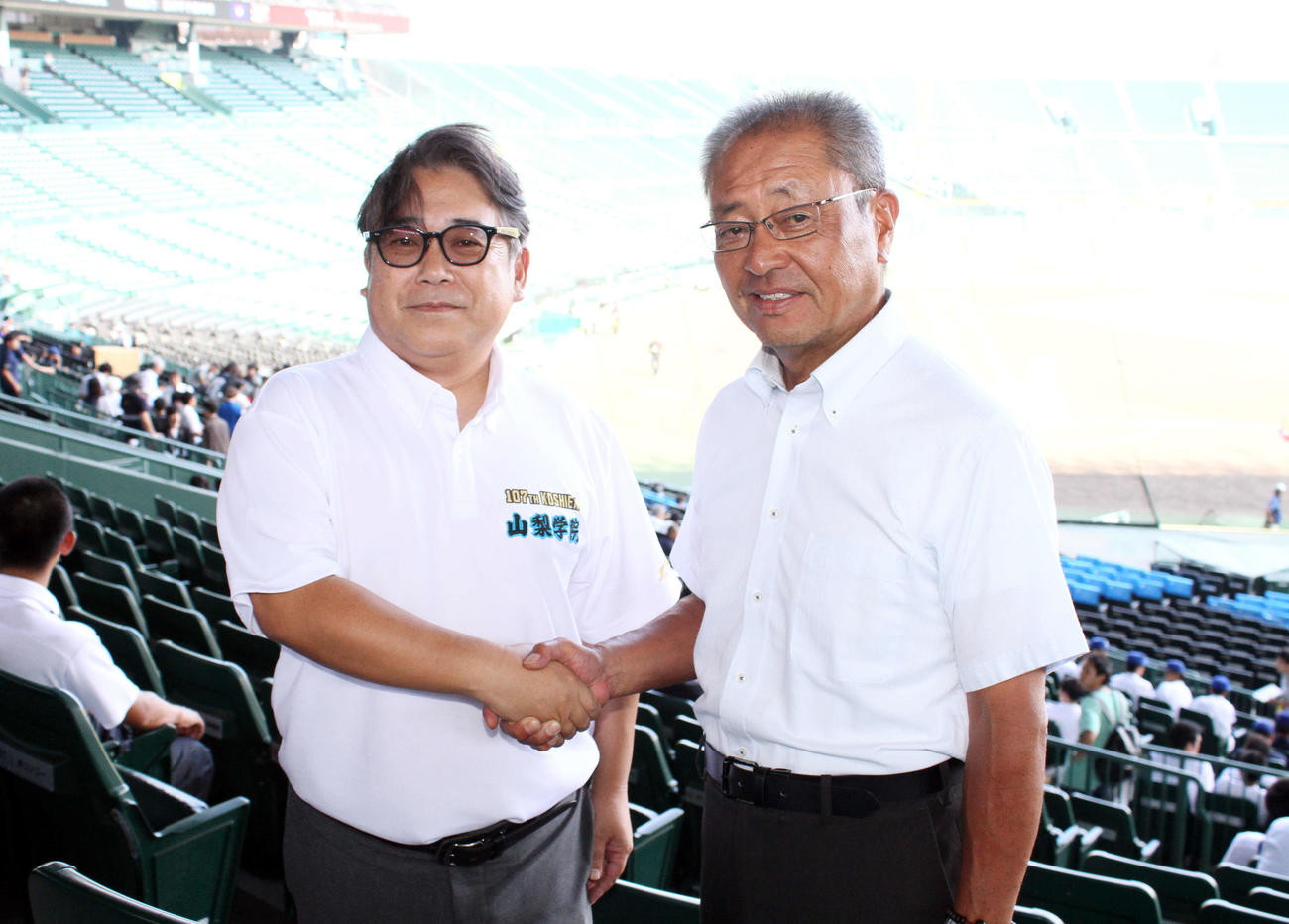 握手する山梨学院・吉田監督（左）と聖光学院・斎藤監督（撮影・木村有優）