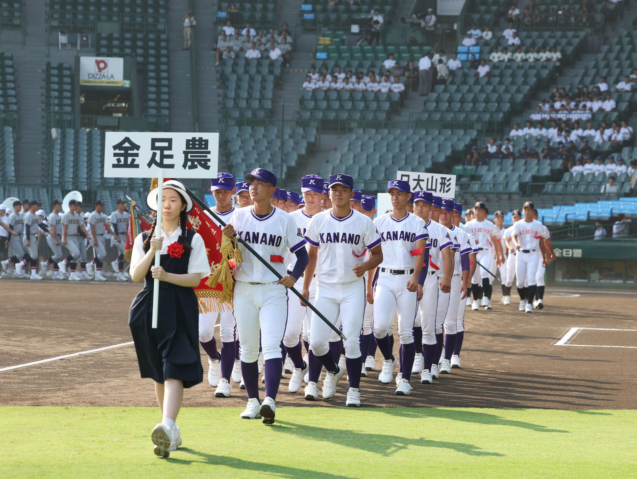 高校野球開会式リハーサルで行進する金足農ナイン（撮影・増田悦実）