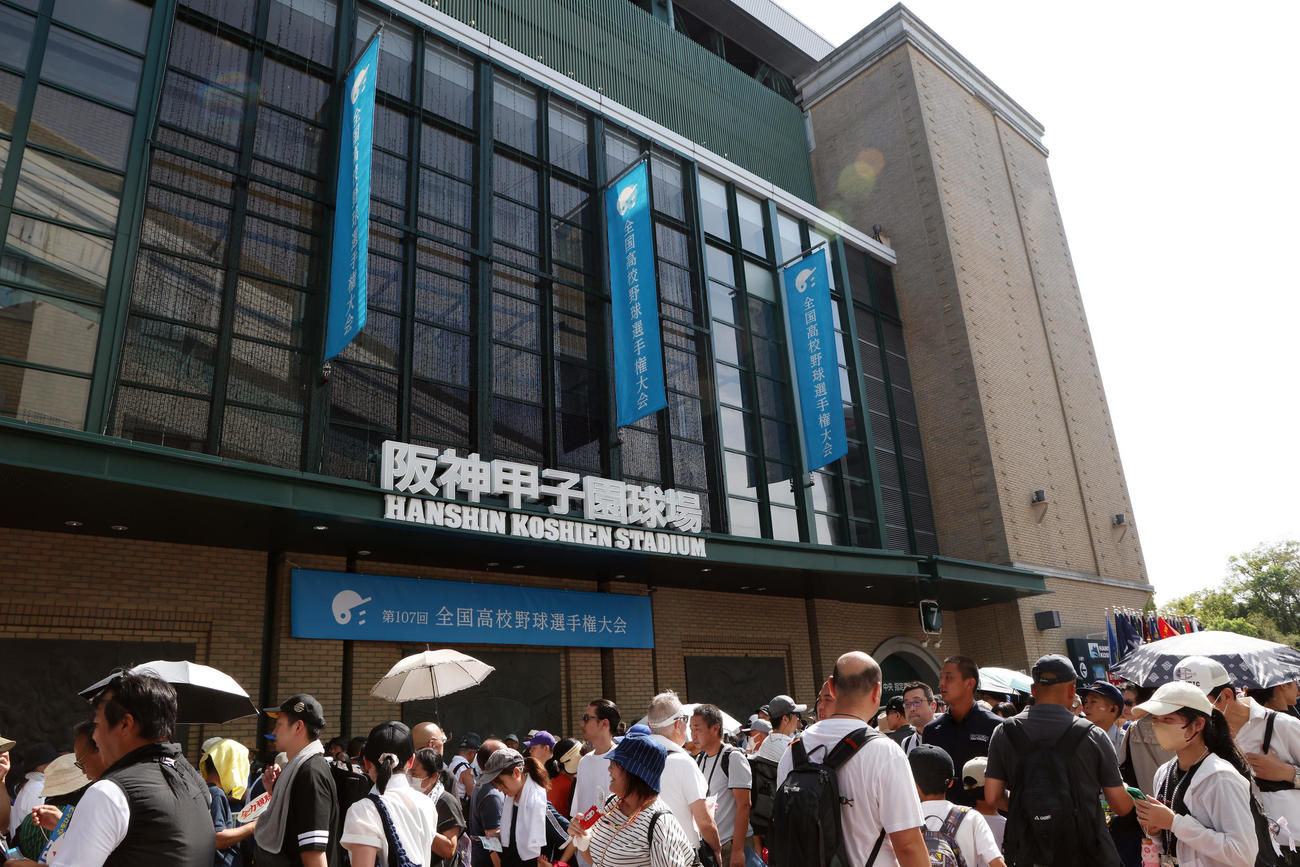 開幕を待つ甲子園球場（撮影・前田充）