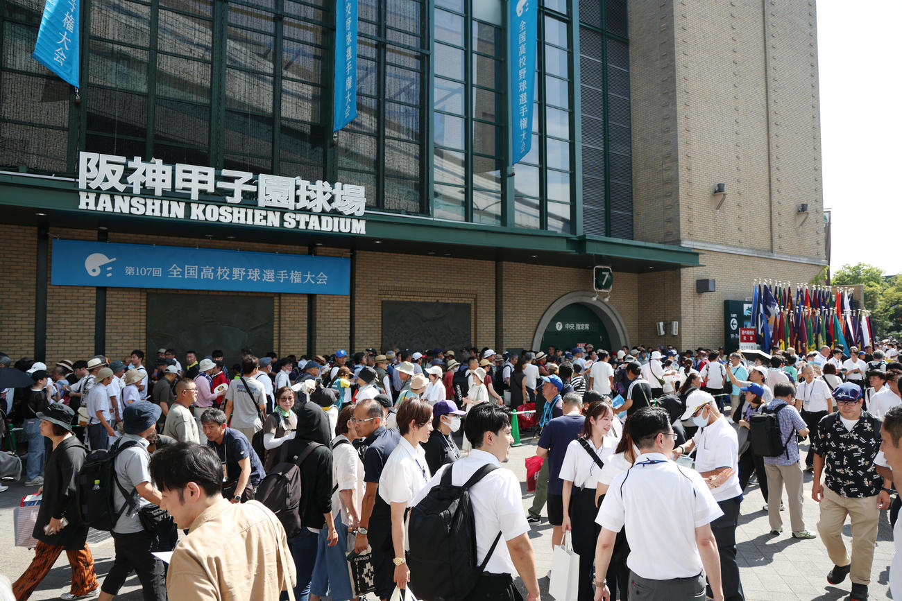 開会式を前に開門を待つ多くの観客ら（撮影・前田充）