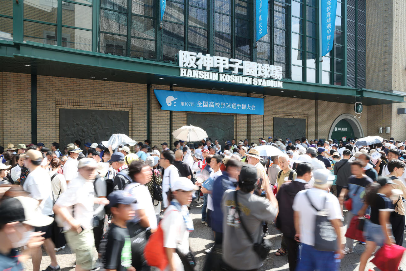 開会式を前に開門を待つ多くの観客ら（撮影・前田充）