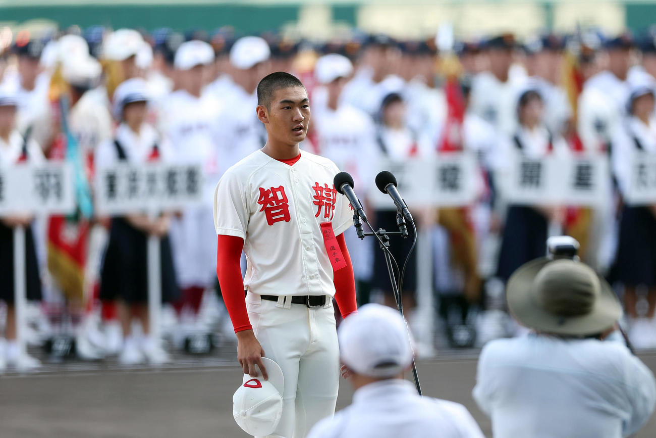 開会式で選手宣誓を行う智弁和歌山・山田希主将（撮影・前田充）