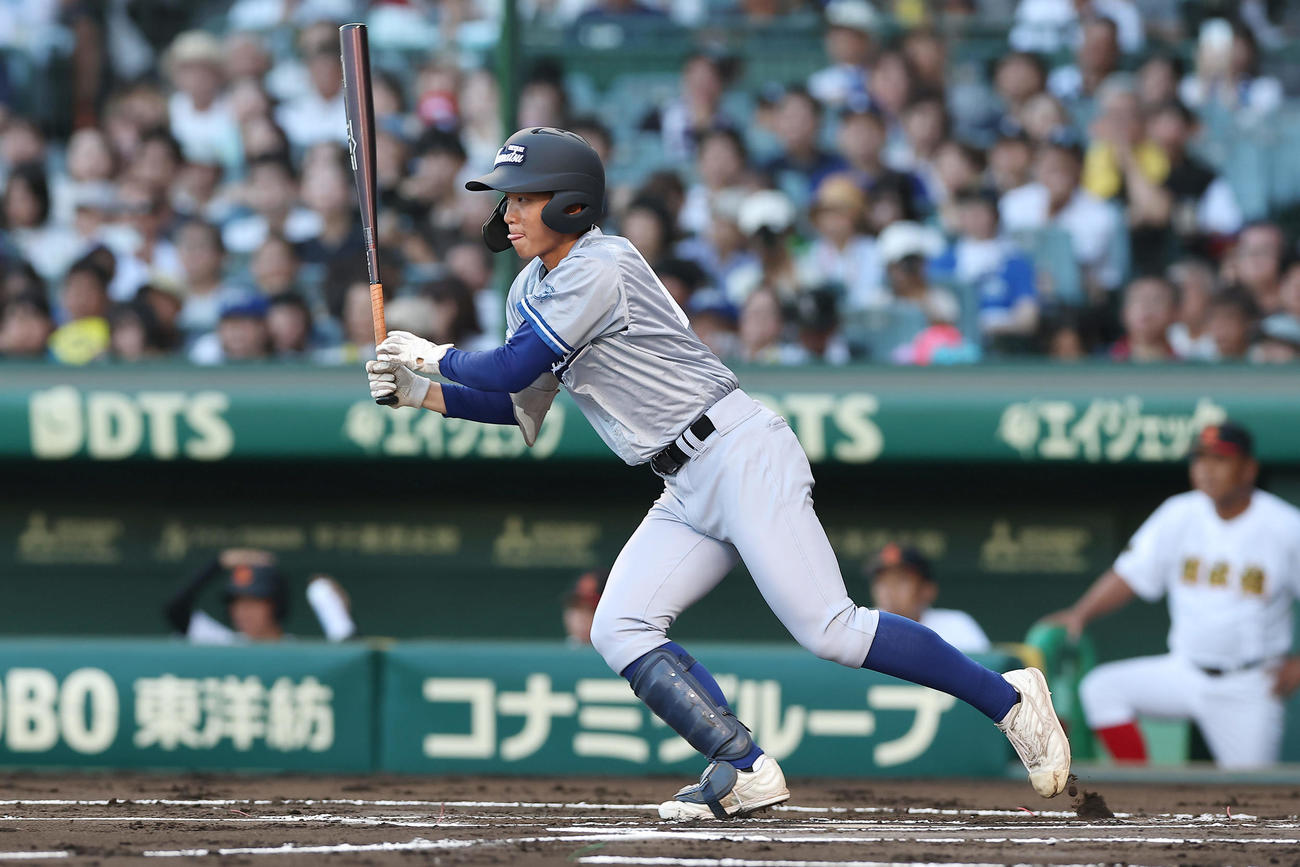 小松大谷対創成館　1回表小松大谷2死三塁、先制の中前適時打を放つ江守（撮影・前田充）