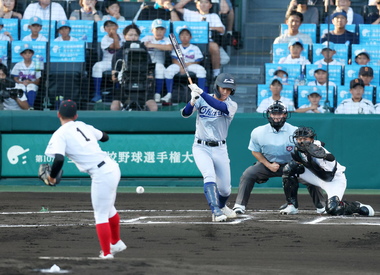 小松大谷対創成館　1回表小松大谷2死三塁、江守は中前適時打を放つ。投手森下（撮影・加藤哉）