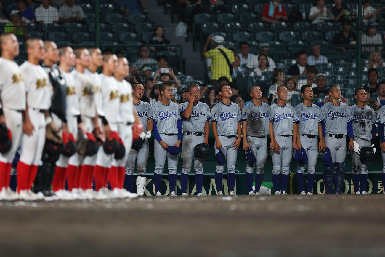 小松大谷対創成館　負けが決まり涙を流す小松大谷ナイン（撮影・増田悦実）