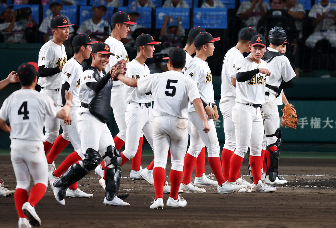 小松大谷対創成館　小松大谷に勝利し整列する創成館ナイン。右から3人目は森下（撮影・加藤哉）