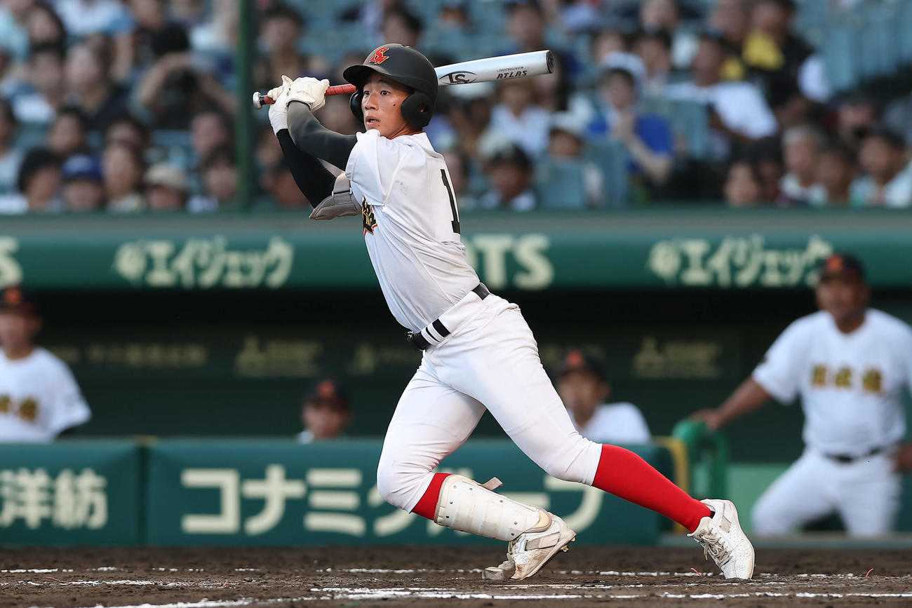 小松大谷対創成館　2回裏創成館2死一塁、左翼線へ同点適時二塁打を放つ森下（撮影・前田充）