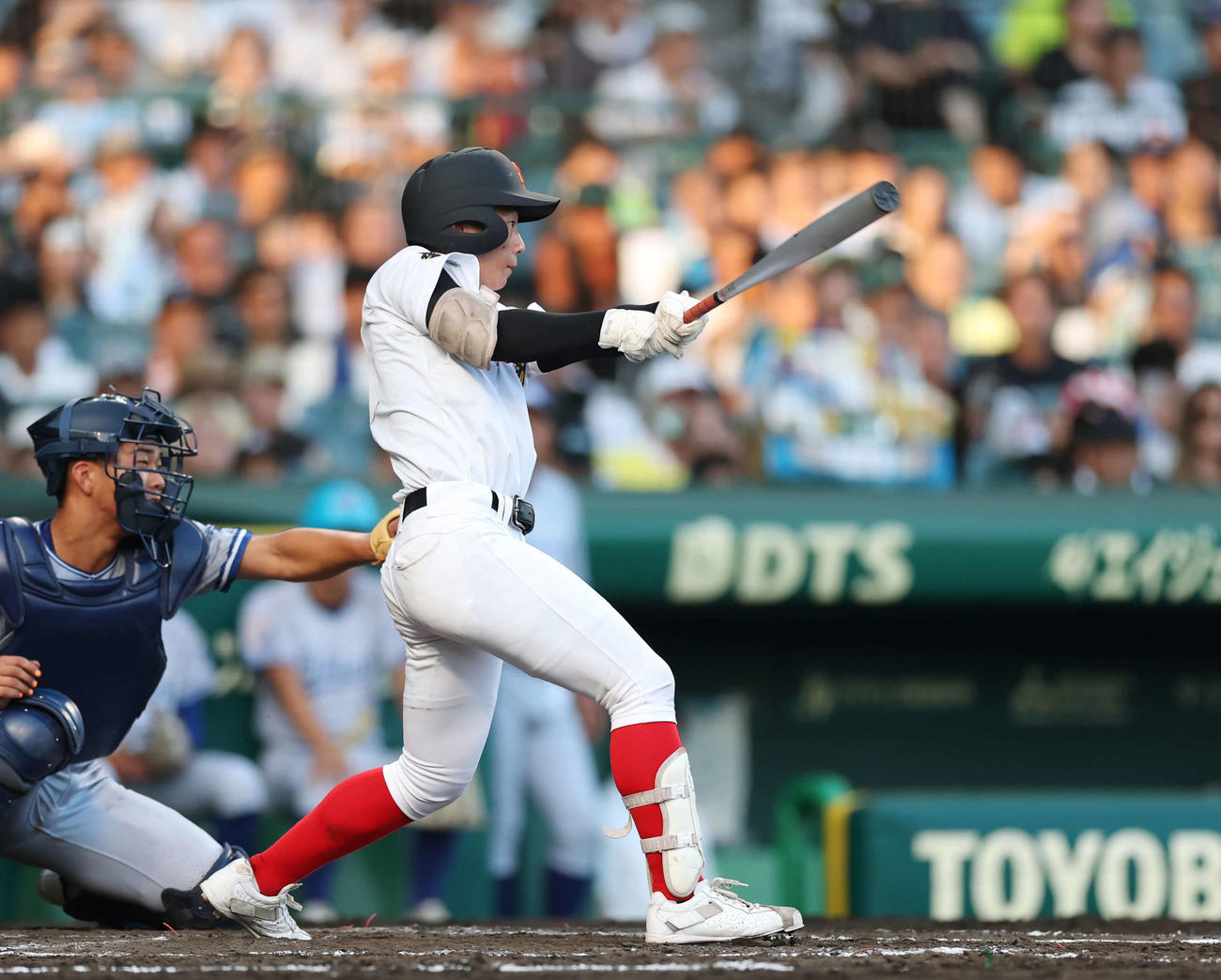 小松大谷対創成館　2回裏創成館2死一塁、左適時二塁打を放つ森下（撮影・増田悦実）