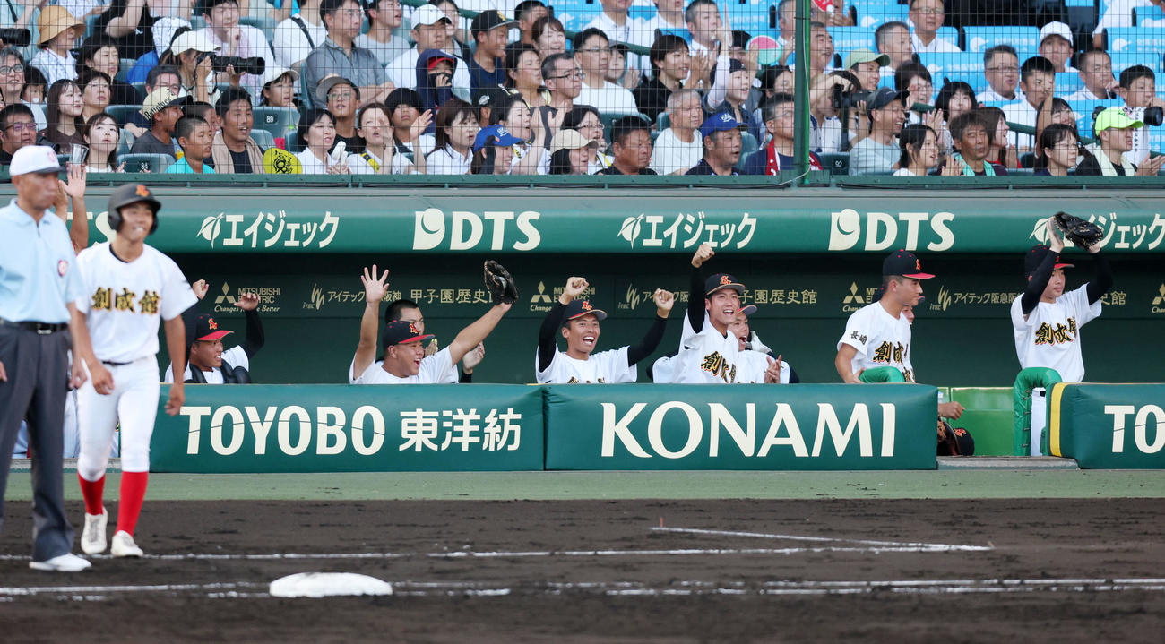 小松大谷対創成館　2回裏創成館2死一塁、森下の左越え適時二塁打にベンチで盛り上がるナイン（撮影・加藤哉）