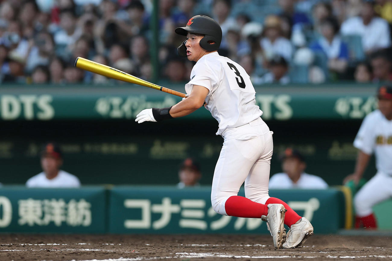 小松大谷対創成館　3回裏創成館1死満塁、左中間へ勝ち越し2点適時二塁打を放つ下川（撮影・前田充）