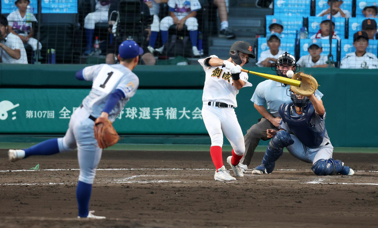 小松大谷対創成館　3回裏創成館1死満塁、下川は左越え2点適時二塁打を放つ。投手江守（撮影・加藤哉）