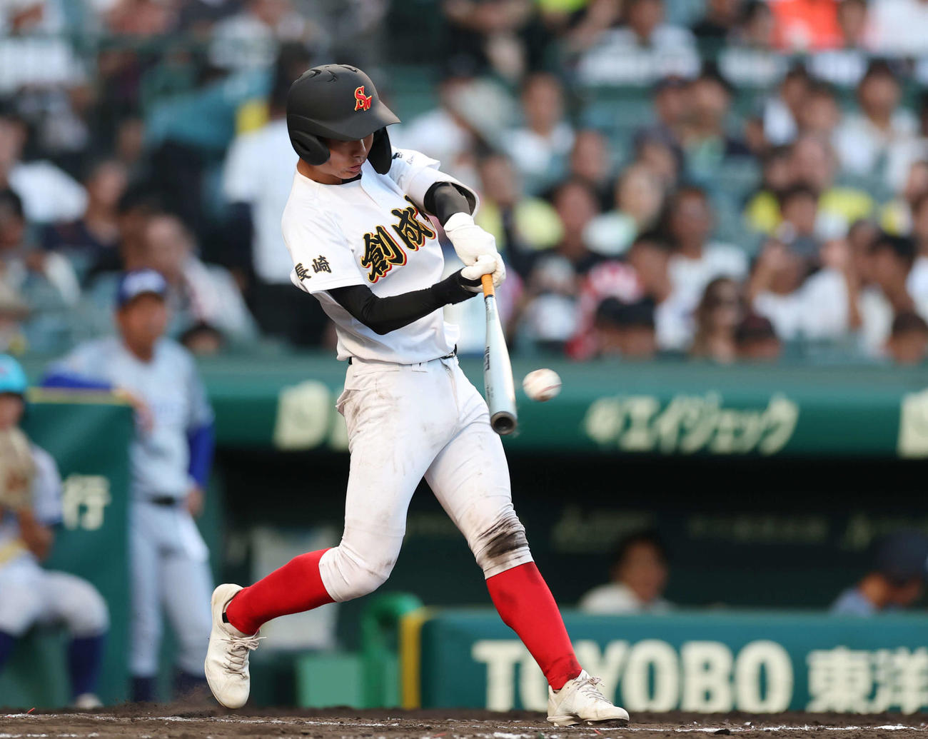 小松大谷対創成館　3回裏創成館1死一塁、左安打を放つ山下（撮影・増田悦実）