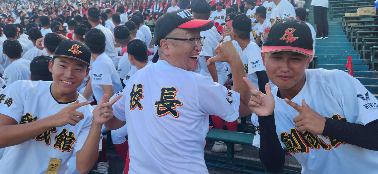 創成館アルプスの最前列で応援する、創成館の奥田修史校長（中央）（撮影・保坂淑子）