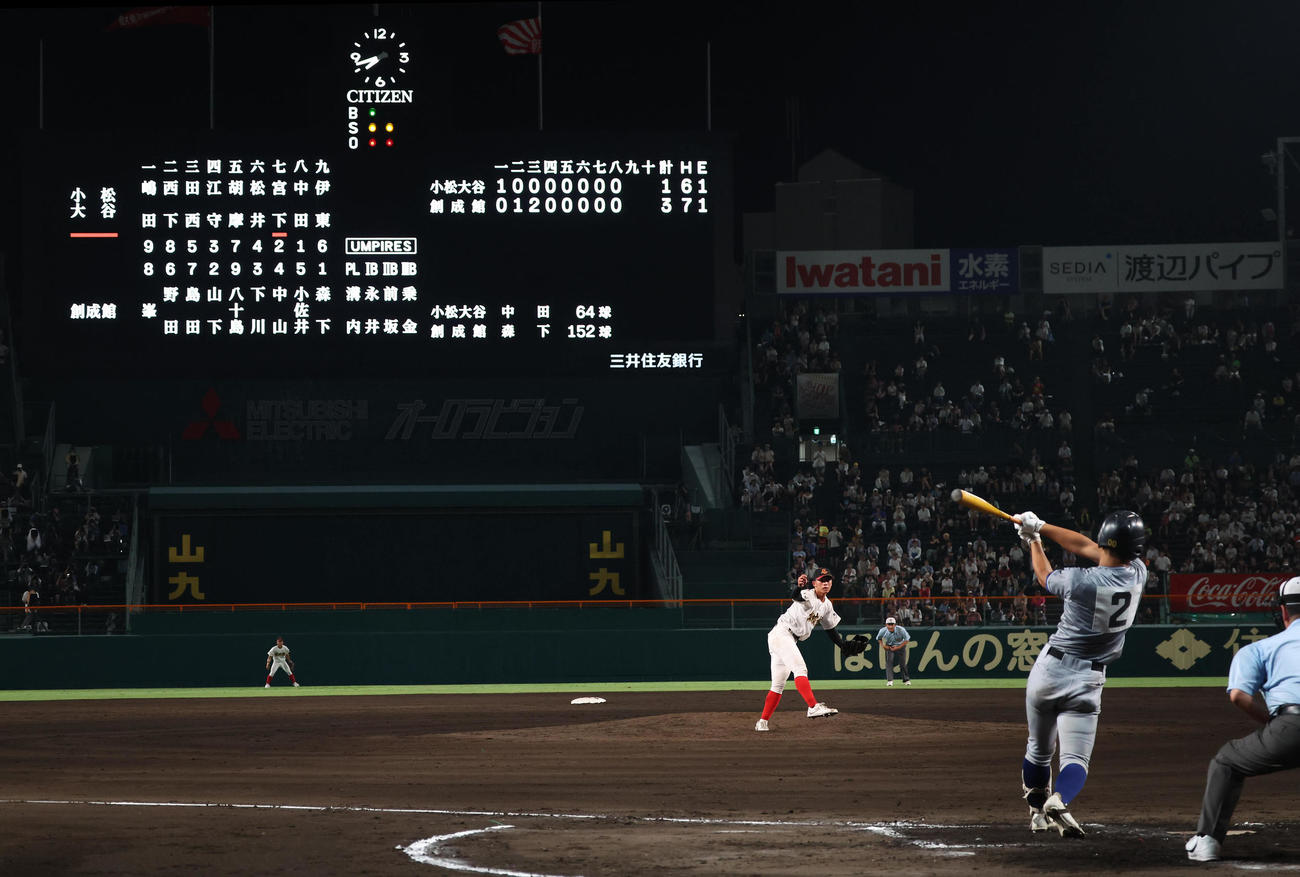 小松大谷対創成館　9回表小松大谷二死、創成館・森下は小松大谷・宮下を三振にして勝利する（撮影・白石智彦）